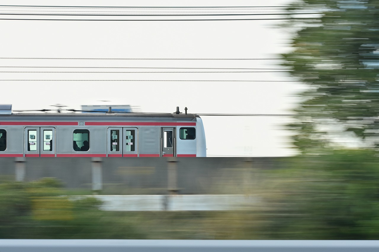 K528次列车，一段承载着时光与记忆的铁轨之旅