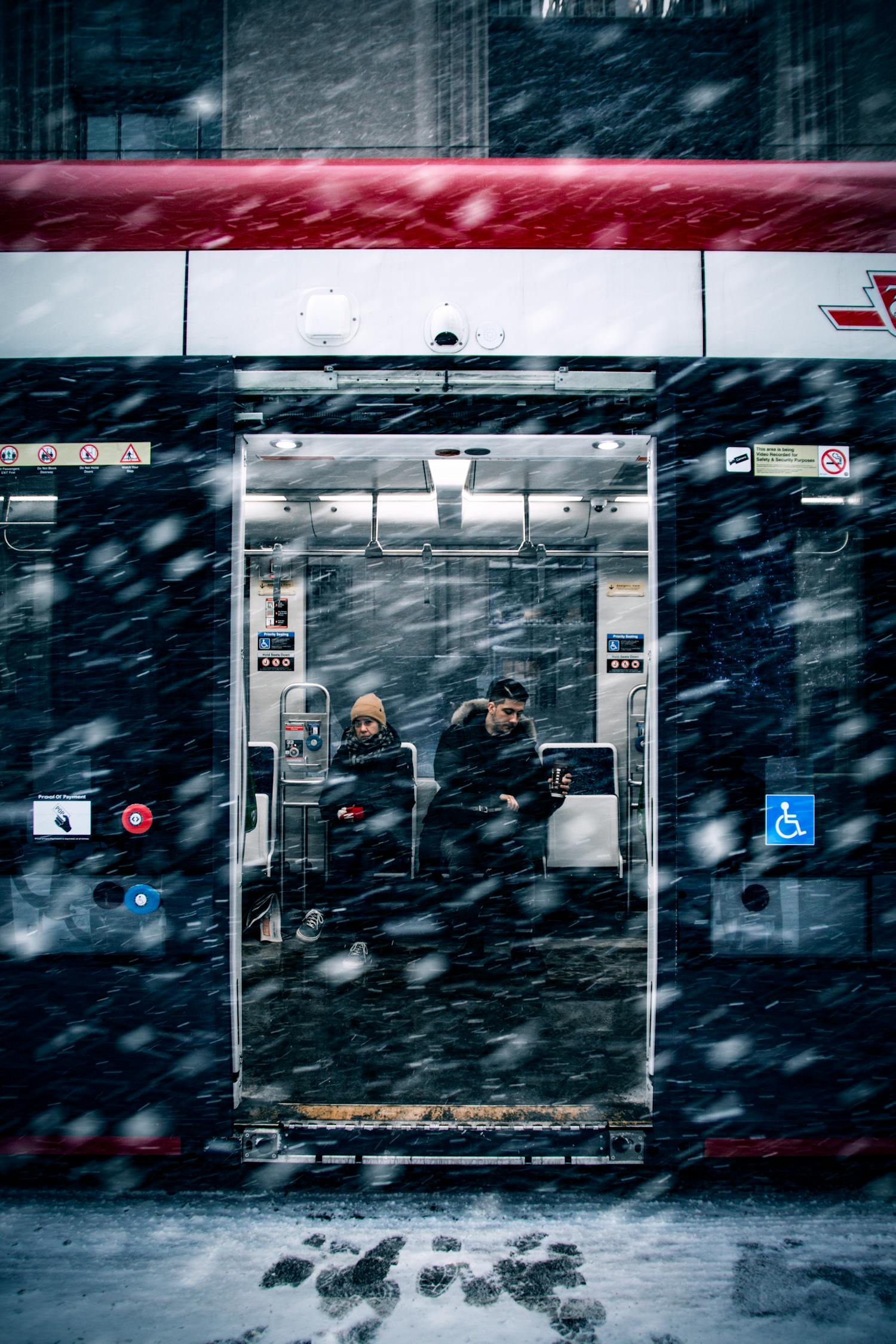 北京遭遇暴雨袭击，城市应急响应与市民生活共度难关